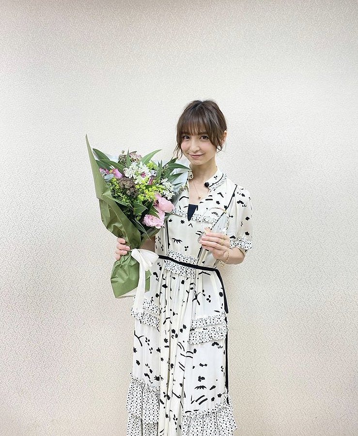 花束を持った篠田麻里子の写真画像