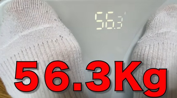 平成フラミンゴがファスティングダイエットする前の体重計の画像