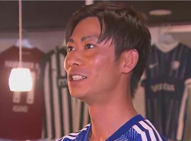 浅野拓磨選手の兄・将輝さんが弟の応援をしている時の写真画像