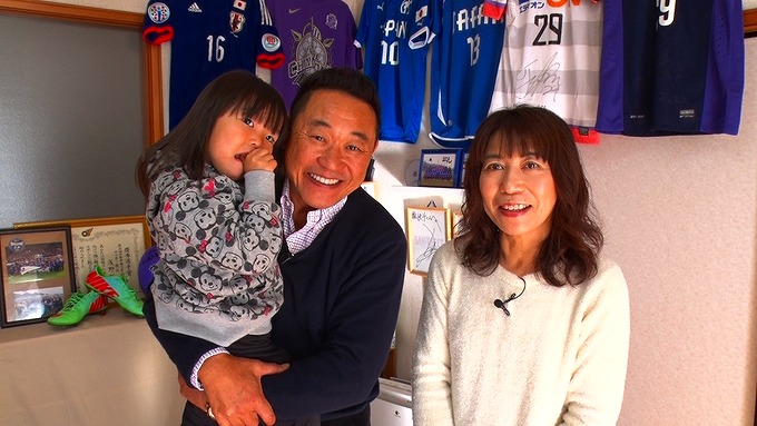 浅野拓磨選手のお母さんと妹がテレビに出た時の写真画像