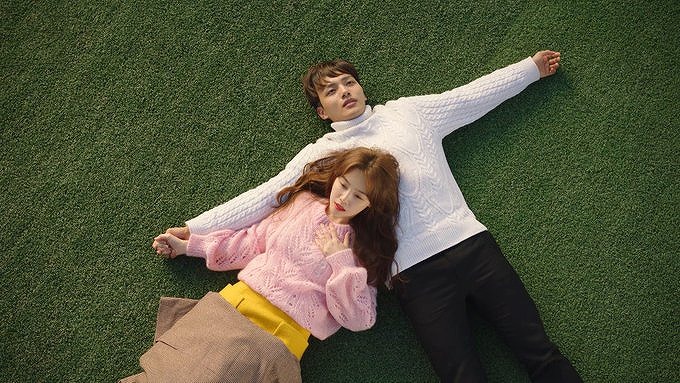 韓国ドラマ『絶対彼氏。』でダダとヨングが横になっている場面画像