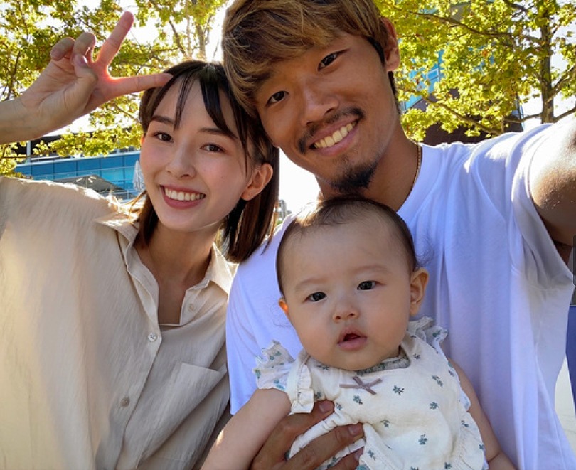 守田英正と藤阪れいな、子供のスリーショット画像