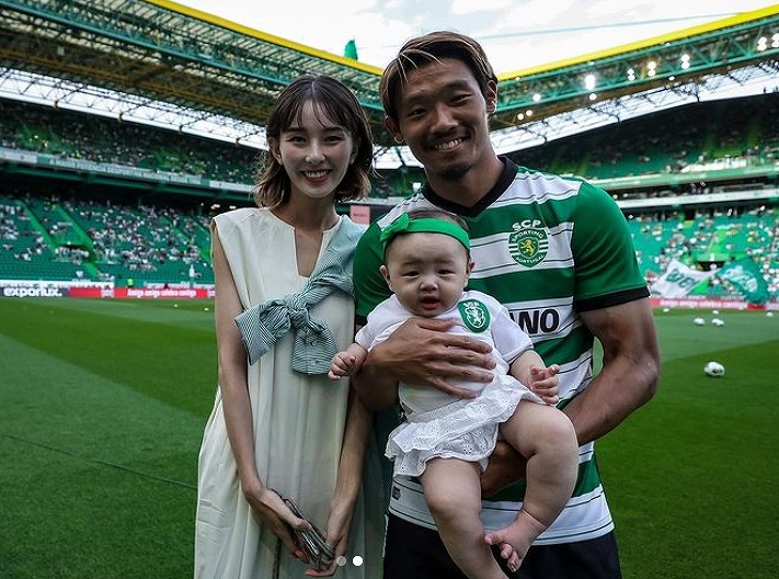 守田英正と藤阪れいな、子供とのスリーショット写真画像