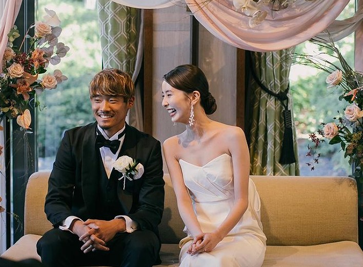 守田英正と藤阪れいなの結婚式の写真画像