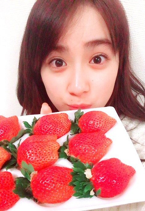 苺を持っている平祐奈の画像