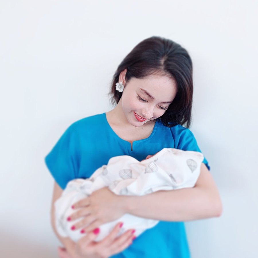 赤ちゃんを抱いている平祐奈の画像