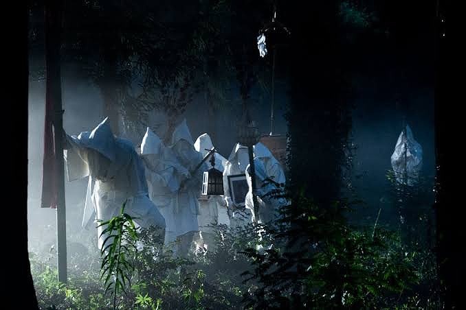 ドラマ『ガンニバル』で葬列をしている時のシーン画像