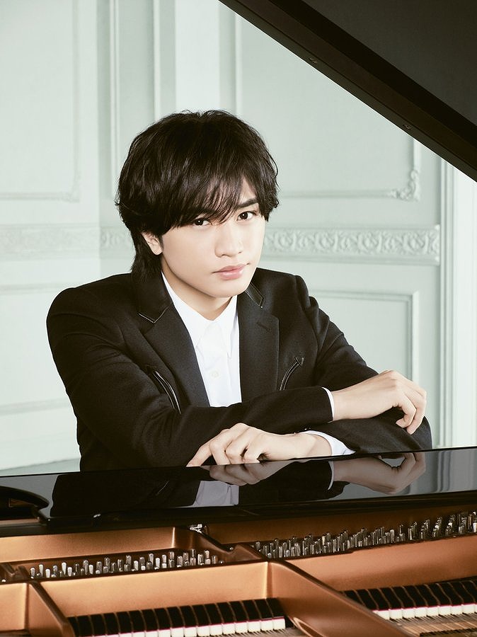 ピアノと一緒に写る中島健人の写真画像