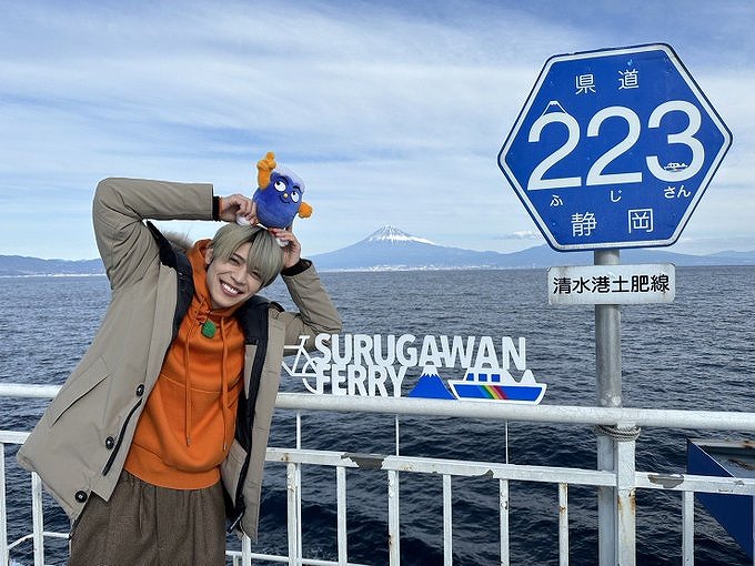 富士山をバックに笑う松島聡の写真画像