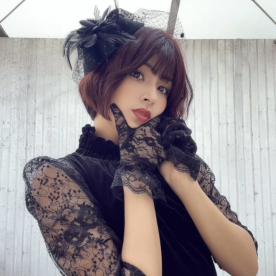 黒いドレスを着た藤井マリーの写真画像
