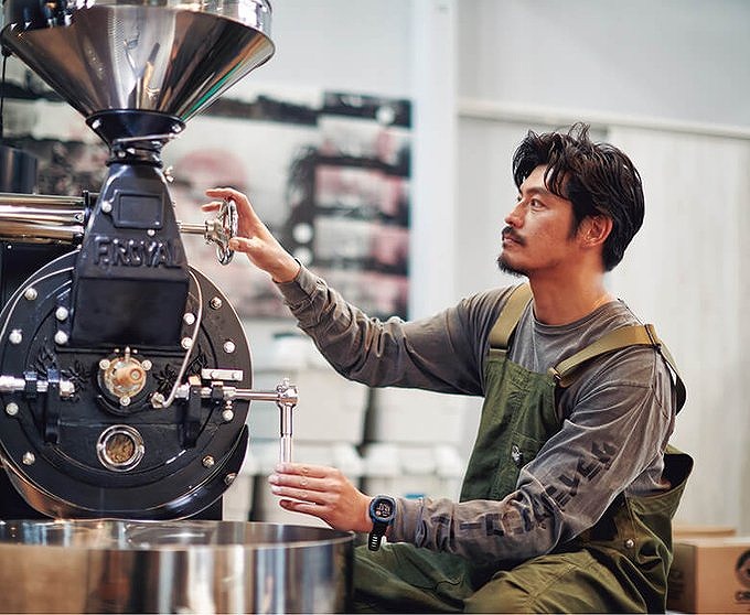 コーヒー豆を焙煎している坂口憲二の写真画像