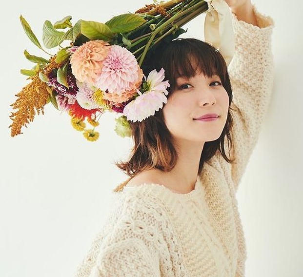 花束を持った松岡茉優の写真画像