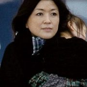 娘を抱っこしている藤島ジュリー景子の写真画像