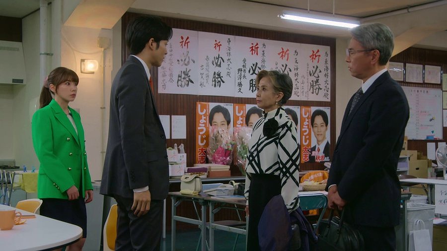 Netflixドラマ『離婚しようよ』で大志・ゆい・峰子・早乙女が選挙事務所にいる時の写真画像