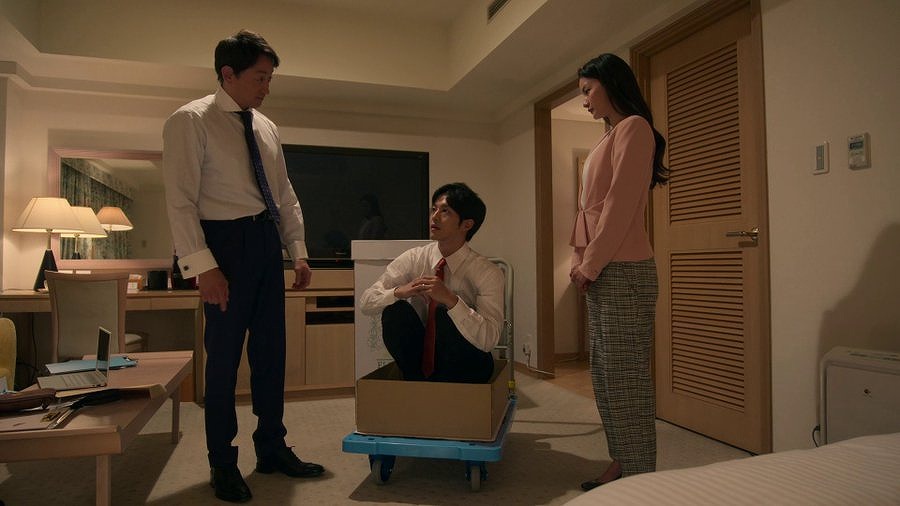 Netflixドラマ『離婚しようよ』で桜子に会いに来た大志が、段ボールの中から出てきた時の写真画像