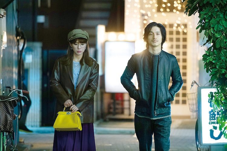 Netflixドラマ『離婚しようよ』でゆいと恭二が歩いている時の写真画像