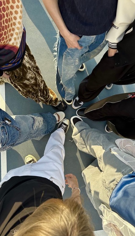 韓国のアイドルグループ『RIIZE』メンバーの靴の集合写真画像