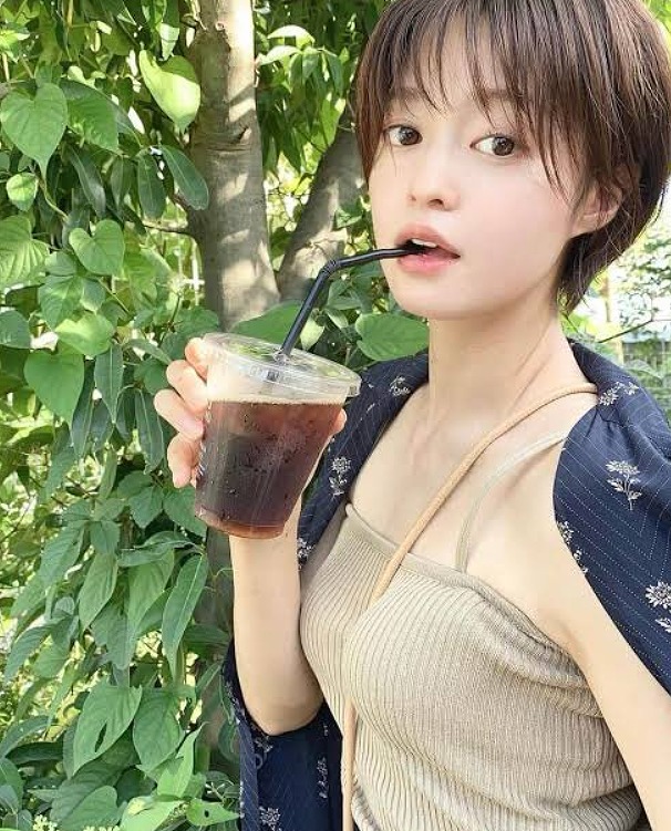 ドリンクを飲んでいる小林涼子の写真画像