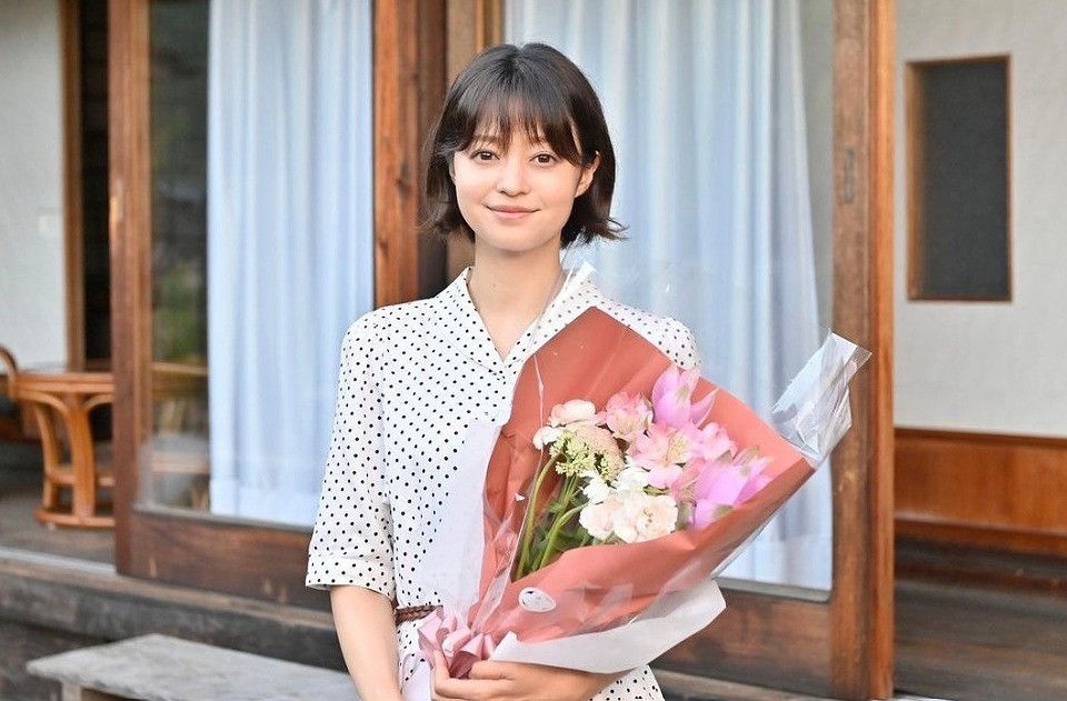 花束を持った小林涼子の写真画像