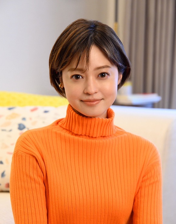 オレンジのニットセーターを着ている小林涼子の写真画像