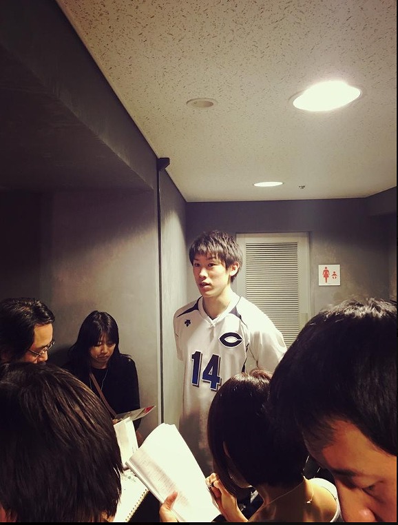 大学生時代インタビュ－を受けている石川祐希選手の写真画像