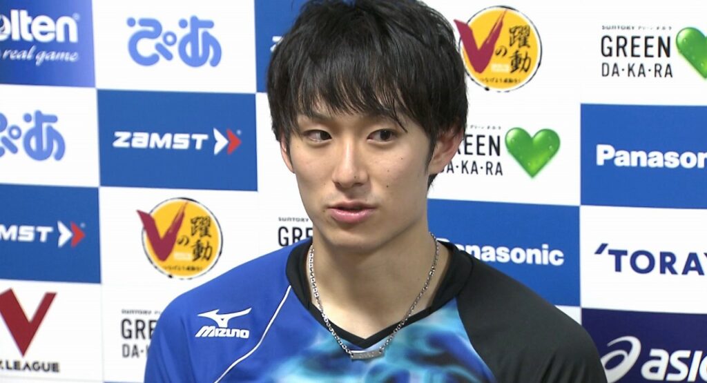 インタビューに答える柳田将洋選手の写真画像