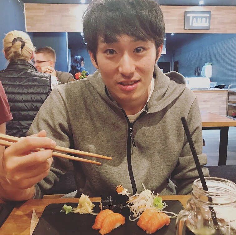 お寿司を食べている柳田将洋選手の写真画像