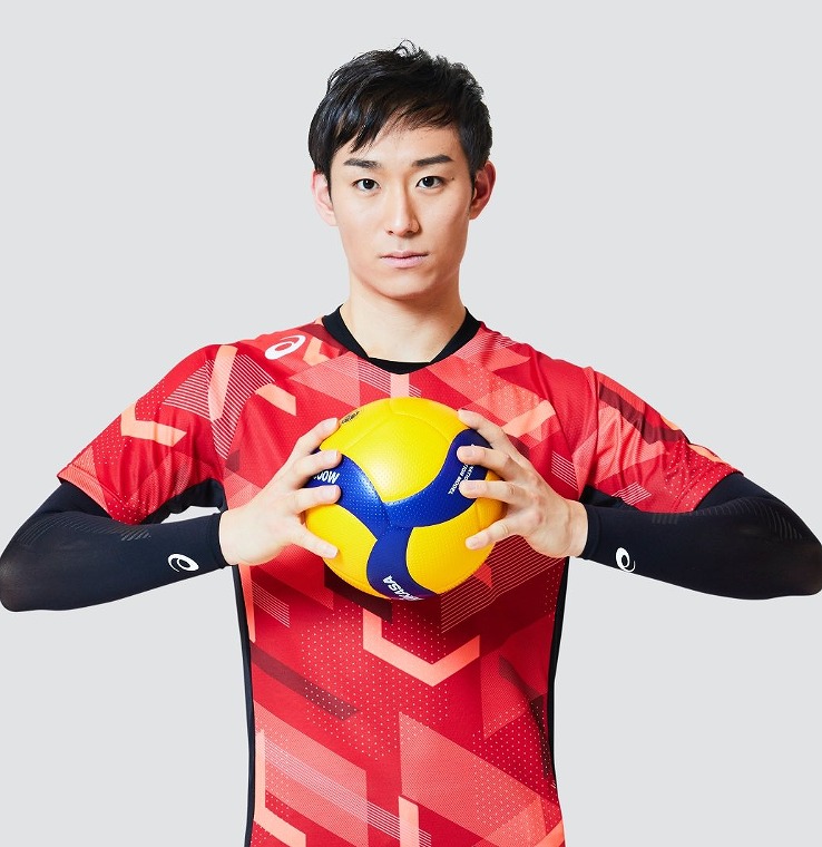 ユニホームを着てボールを持っている柳田将洋選手の写真画像