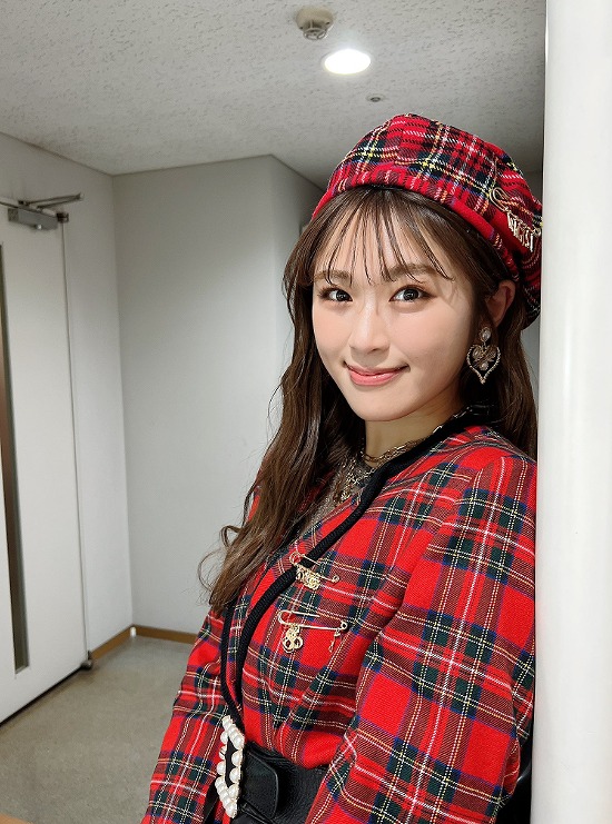 赤いチェックの衣装を着ている渋谷凪咲の写真画像