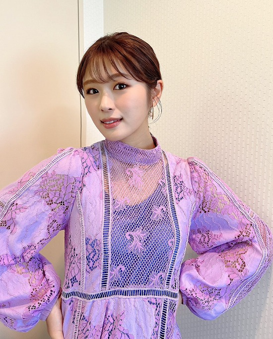 パープルの衣装を着ている渋谷凪咲の写真画像