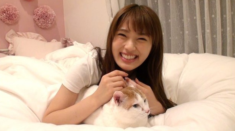 猫と一緒に映る渋谷凪咲の写真画像
