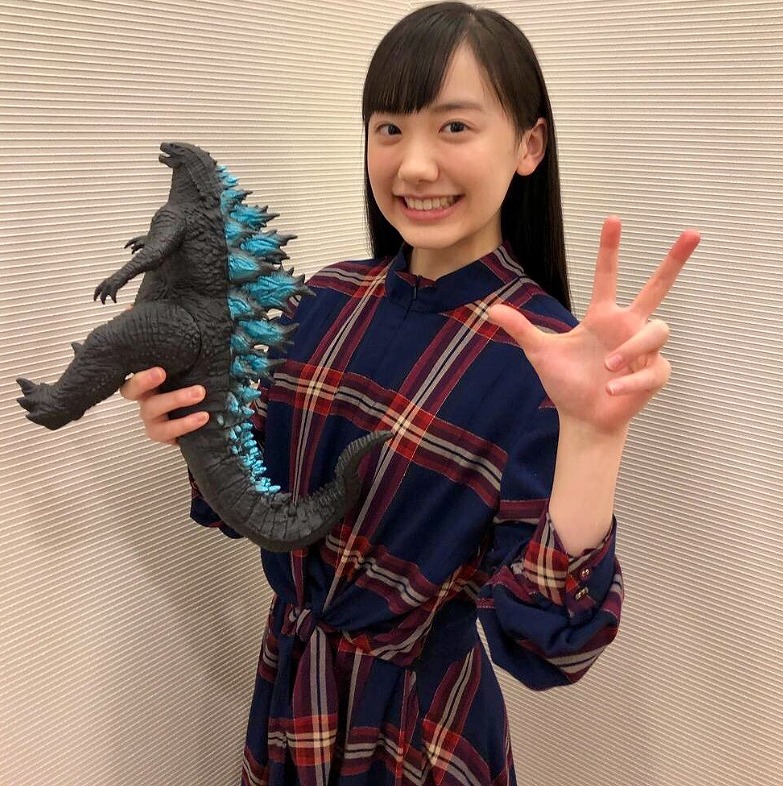 ゴジラのおもちゃを持って笑顔の芦田愛菜の写真画像