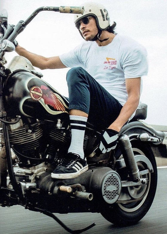 バイクに乗る長瀬智也の写真画像