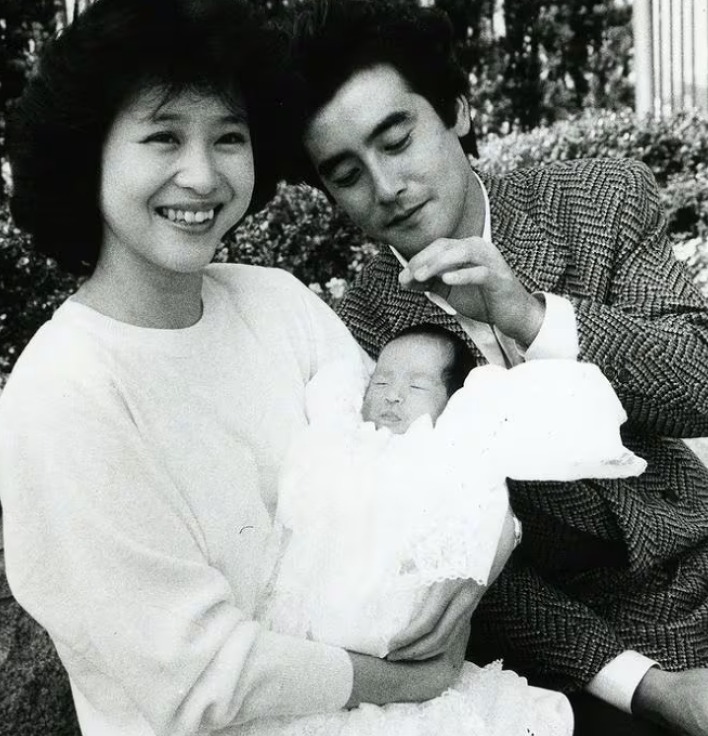 松田聖子と神田正輝、赤ちゃんの神田沙也加のスリショット写真画像