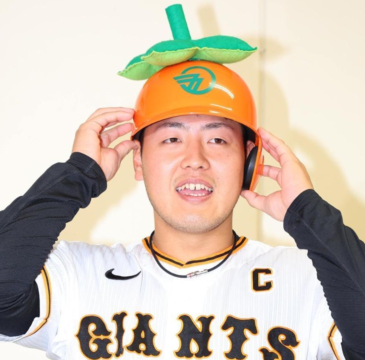 柿のかぶり物をしている岡本和真選手の写真画像
