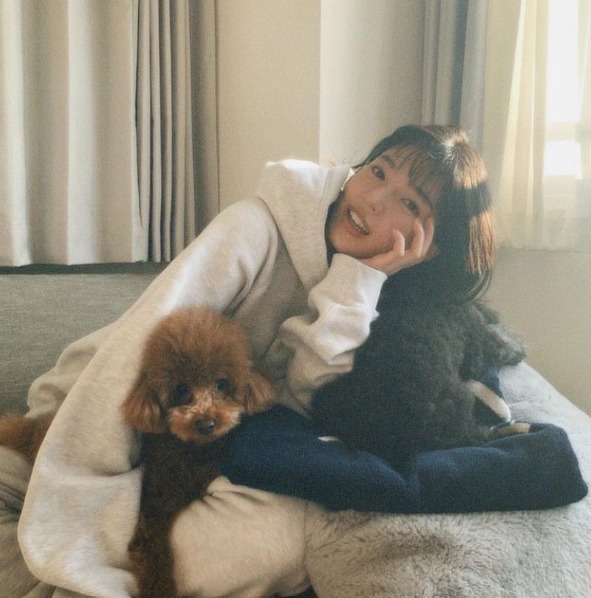 愛犬と一緒に写る石井杏奈の写真画像